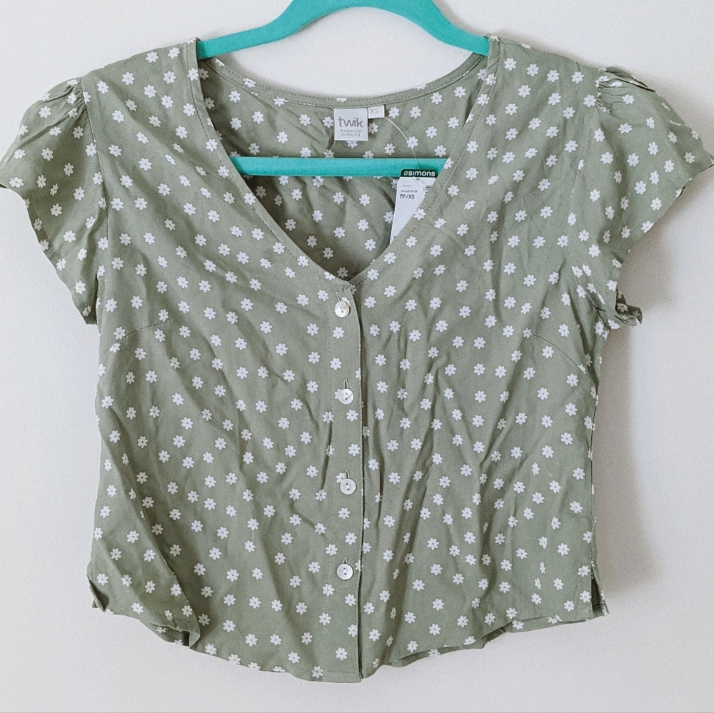 *NWT* Simons TWIK - Floral Cropped Button-Up Blouse